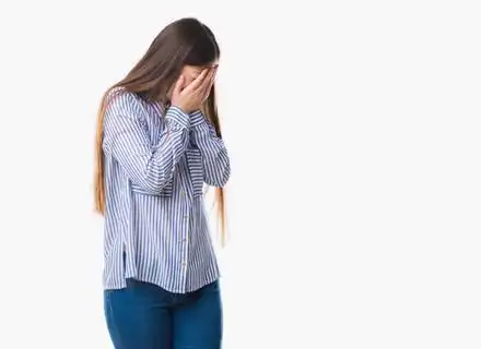 在孤独的背景下, 年轻的中国妇女哭着捂着脸, 表情悲伤.抑郁症概念