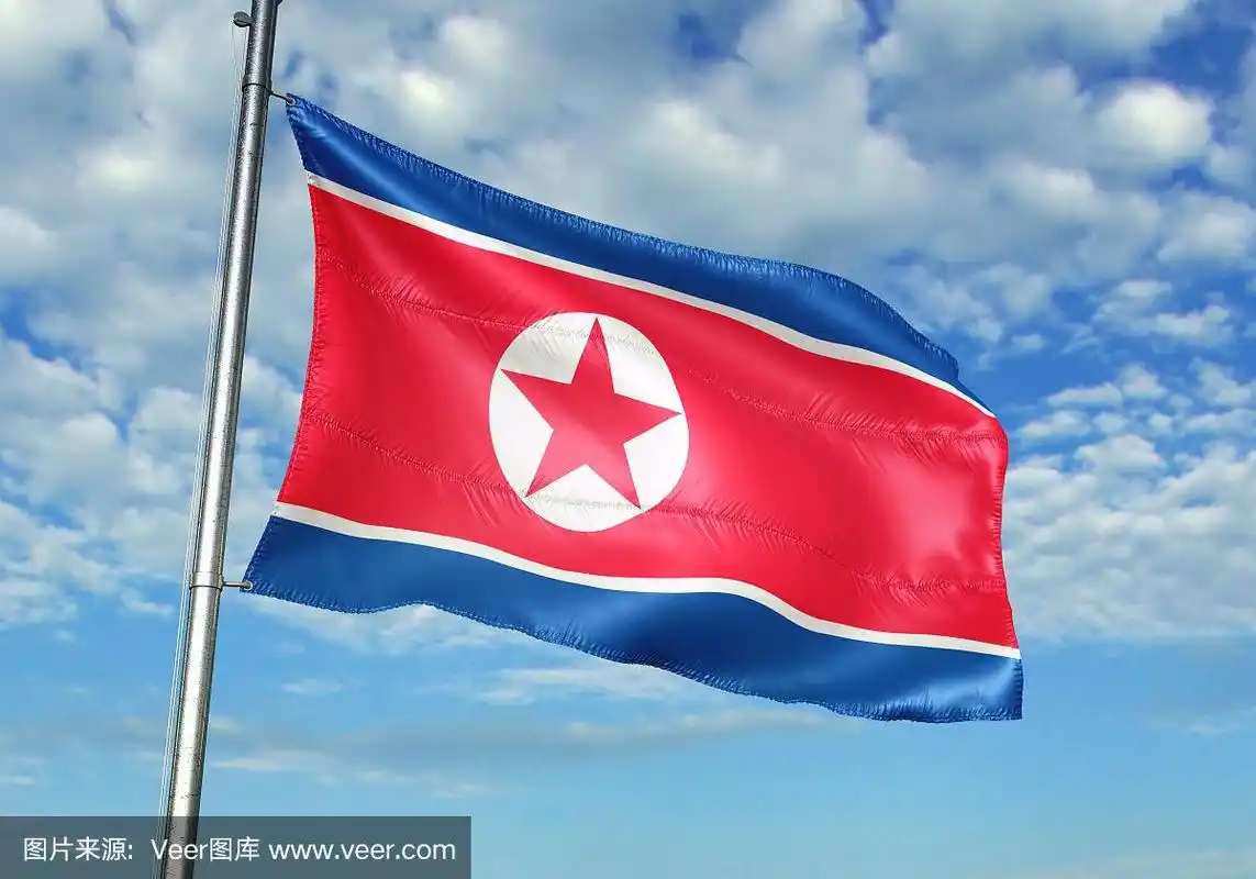 朝鲜国旗飘扬在阴天的天空背景下