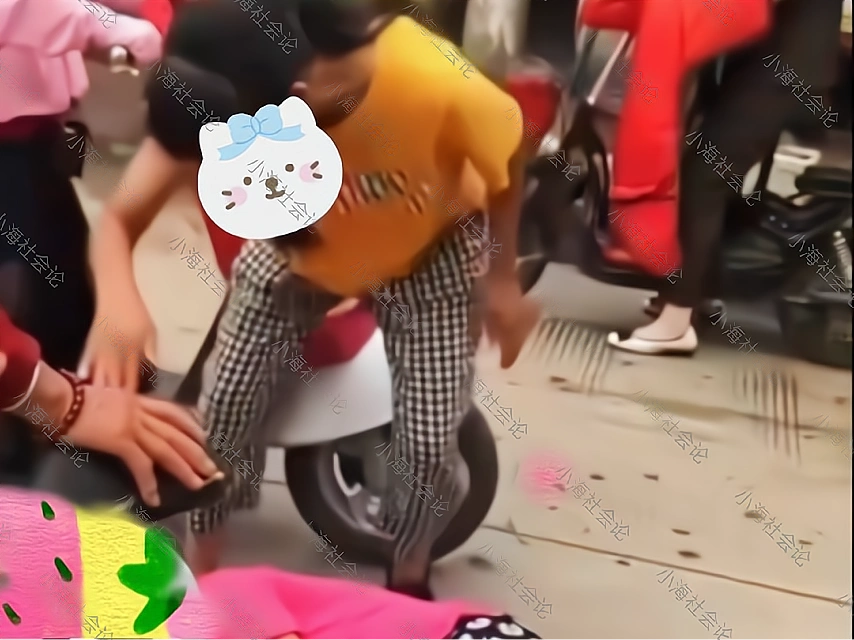 安徽一女子当街殴打母亲,疑因母亲扣下彩礼,在婆家一直受委屈