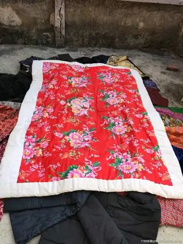 大红花布被,里面棉花.