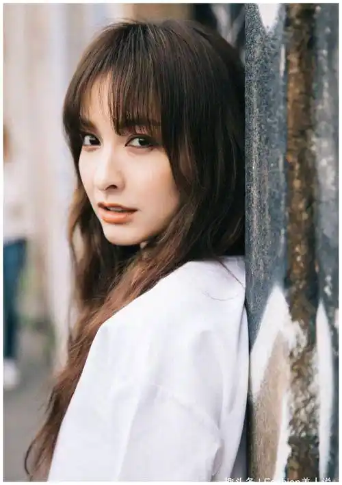 吴昕米兰时装周看秀,罕见齐腰长发亮相,穿百褶裙清新又减龄_气质_发型