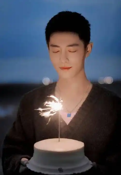 肖战工作室晒视频,肖战湖边捧蛋糕许愿望,引得粉丝大笑_生日_祝福