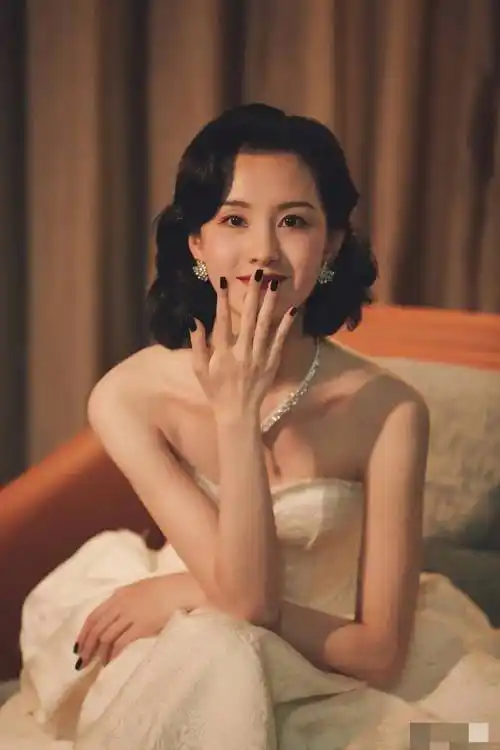 女明星复古港风造型大赏,杨幂性感 热巴霸气 还有祖儿诗诗你最爱谁_风