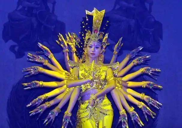 她是千手观音领舞被富商苦追8年今47岁显老态无当年风采