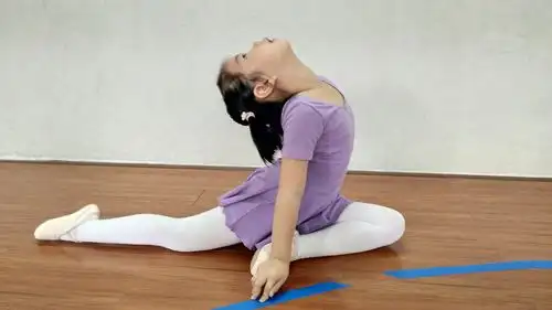 压后腿:压后腿准备动作是以坐姿为基本姿态,前腿绷脚吸腿,后腿在外开