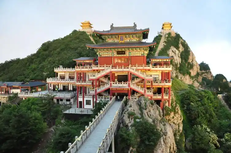 4,老君山风景区在哪里老君山位于河南省洛阳市栾川县七里坪村,距离