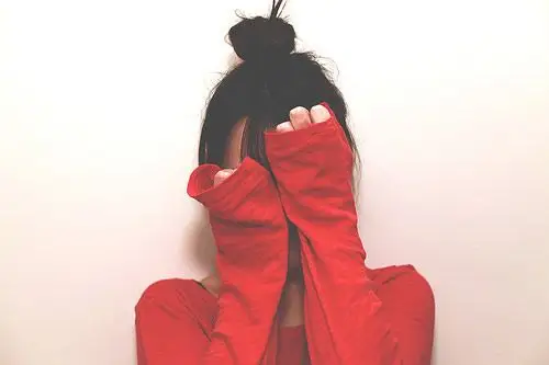 小清新日系风格美女捂脸伤感图片