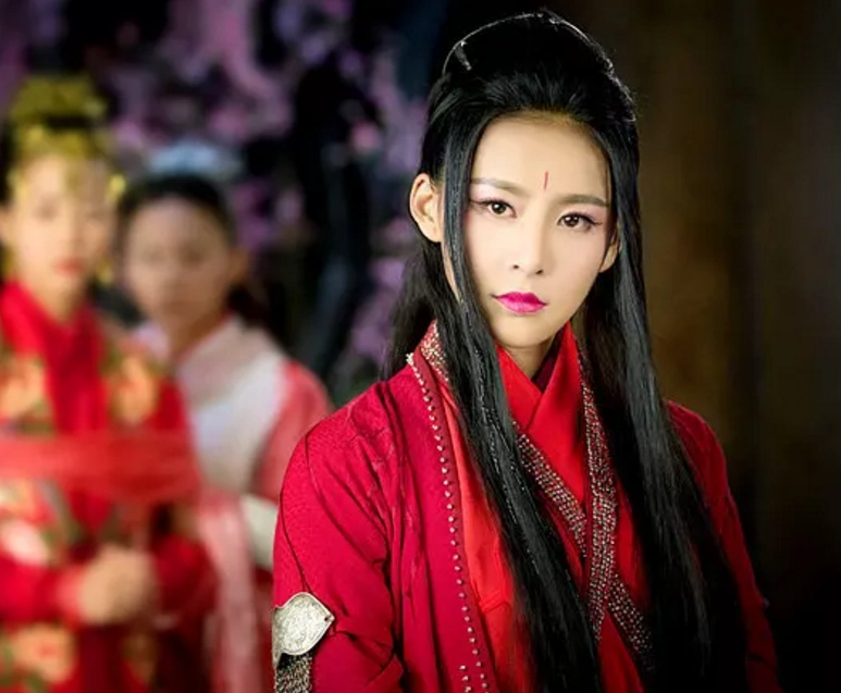 《少年四大名捕》,贾青饰演姬瑶花,一身红衣,妩媚妖娆!