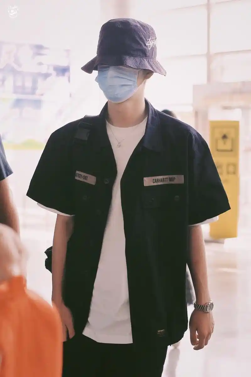 王一博黑白造型现身机场02口罩遮面难掩帅气