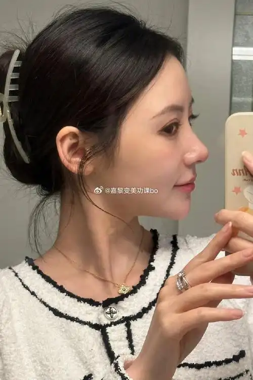 感觉日常或者素颜看都特别自然,梦中情鼻!