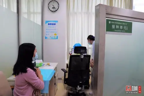 香港同胞白女士在注射室等待疫苗接种.