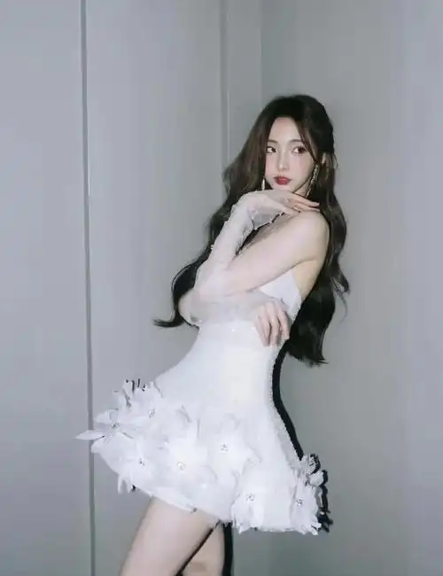 bright好友晒出聚餐的视频,视频中郑乃馨和bright坐