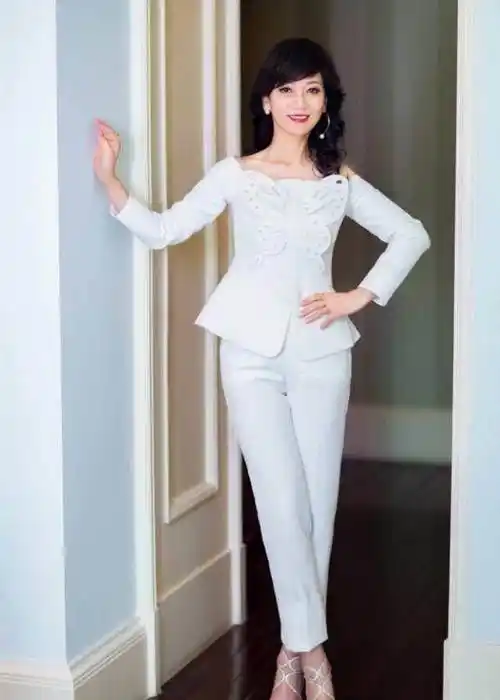 看到这样的赵雅芝,直接想到白素贞,保养的真好,就像30岁女人_的设计