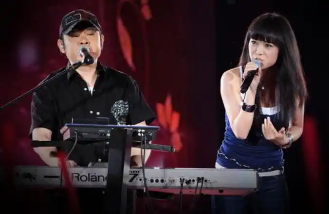 回顾歌手云朵本是餐厅服务员18岁后拜师刀郎与师傅情同父女