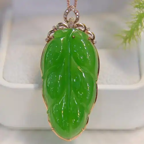时尚潮流天然和田玉吊坠女高档苹果绿碧玉叶子镶嵌18k金挂件送妈