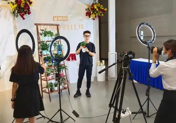 网红青年创业者现场直播卖花助农