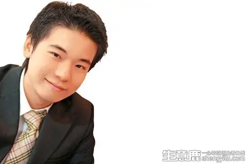 伊提帕·柯彭温奇,不仅与佐克柏同年,两人也同时选在2004年创办手上的