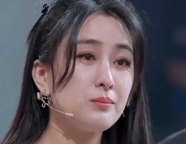 进入谷底,挣扎重生因为好友"做头发"的事情被曝光,马苏迅速成为舆论的