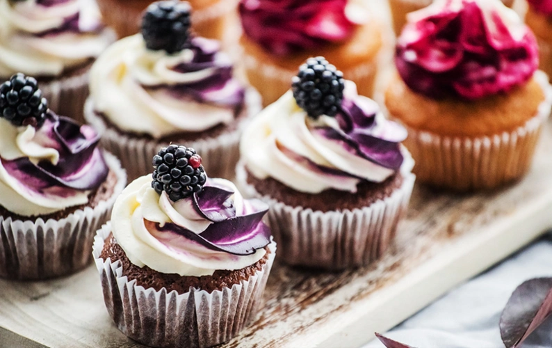 水果奶油纸杯蛋糕图片