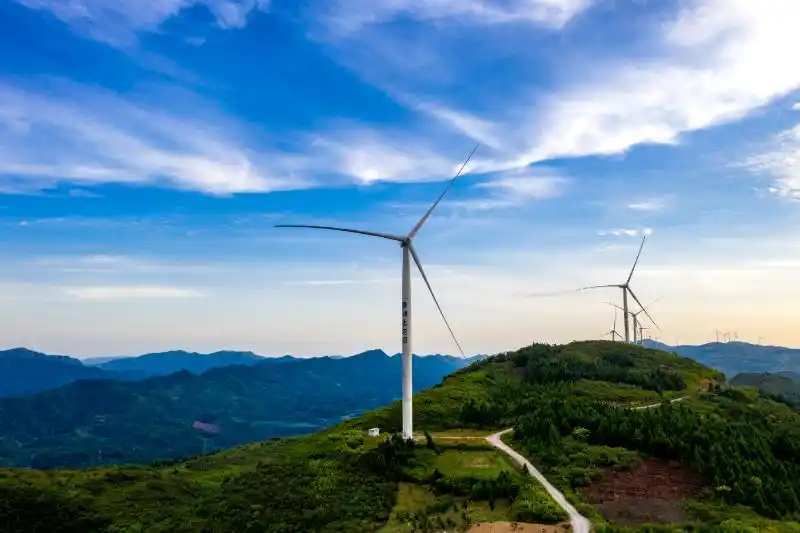 航拍湖北恩施州利川市安家坝风电场朝霞风光景色如画