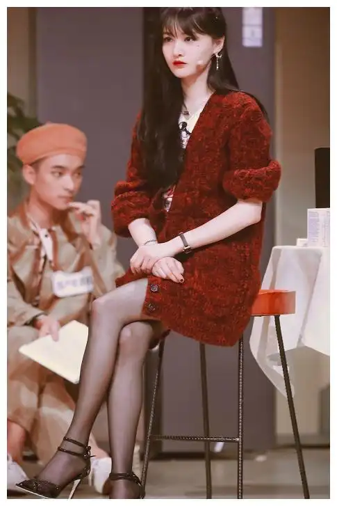 郑爽还让不让女生活了,穿丝袜秀出电棒腿,全网女生看了都自闭