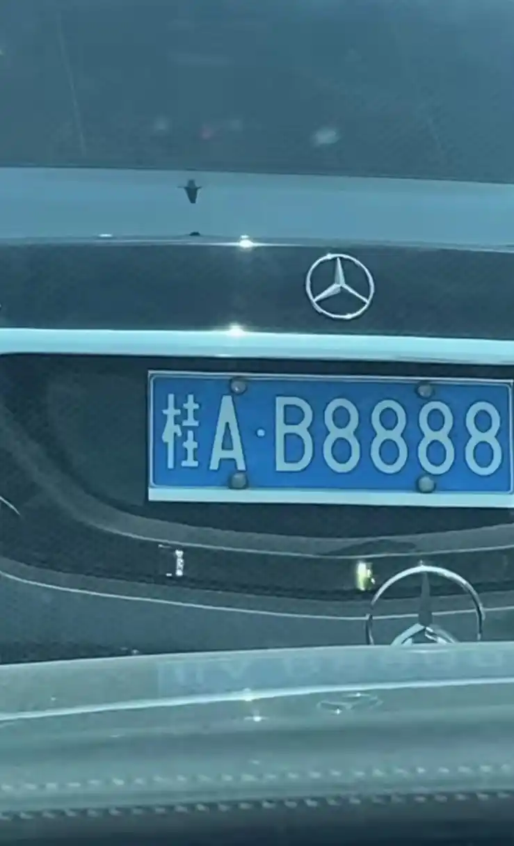 我国车牌号中,有2个字母是被禁用的,看见直接举报,都是假车牌