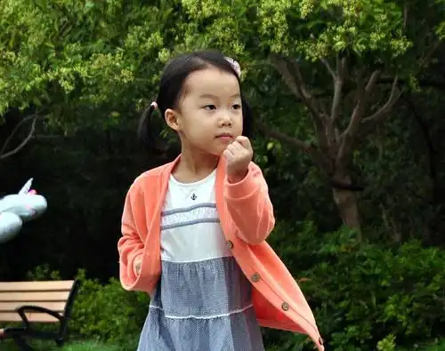 庆祝国庆70周年,五岁小女孩自编舞蹈