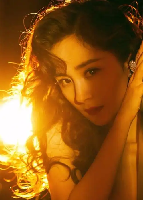 杨幂一袭蝴蝶开衩裙配慵懒卷发秀傲人曲线