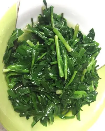 彩虹天那边做的素炒韭菜