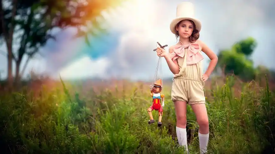 拿着提线木偶的小女孩壁纸