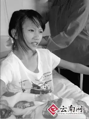 父亲去世母亲患精神病 13岁女孩患骨瘤依然坚强(图)
