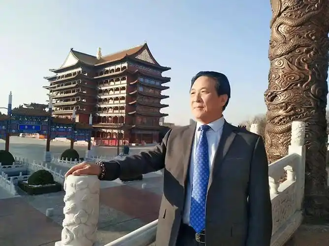 吴建荣,又名剑雄,国务院国宾礼艺术家,中华国礼馆执行馆长,中华国礼