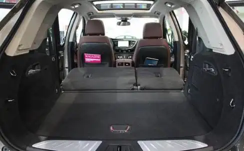 昂科威在后备箱里有将后排座椅放倒的把手,将把手扳起就可以将后排