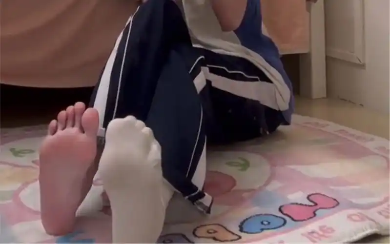 你觉得是白袜白,还是我脚粉