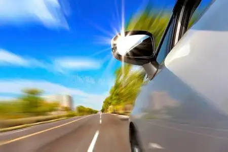 下班在路上有运动模糊的汽车在路上照片