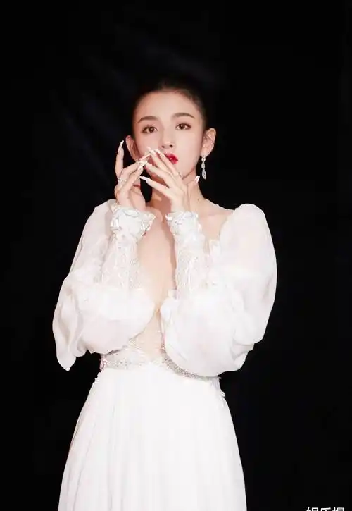 时尚先生盛典女星造型盘点,杨幂黑红切换很惊艳,但最大胆还是她_的