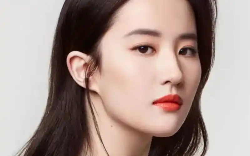 刘亦菲面相分析-姐就是女王自信放光芒