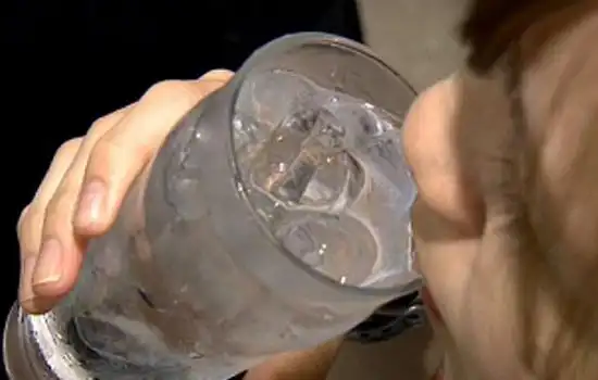 夏天喝冰水的坏处 夏天喝温水才最佳