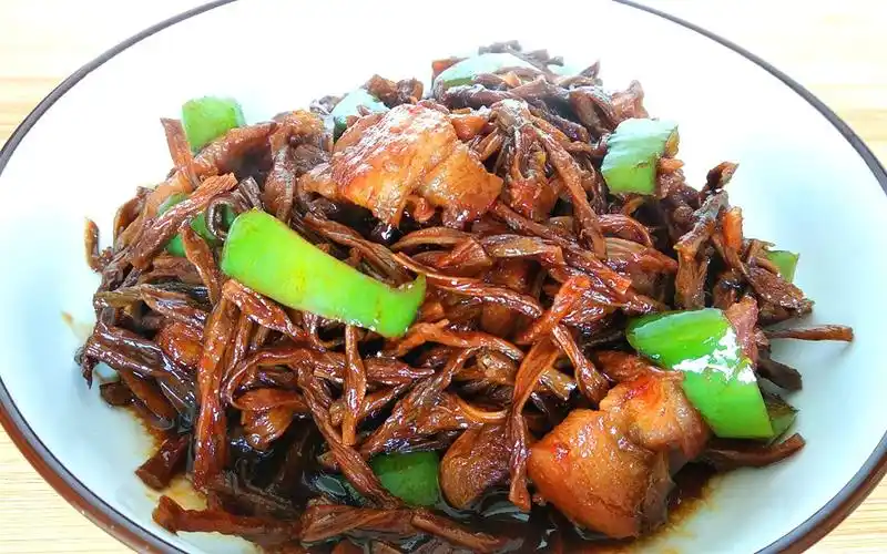 这才是干豆角烧肉的正宗做法,学会这一招,下饭又解馋