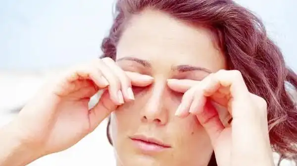 眼睛看东西模糊是怎么回事,眼睛看不清怎么办 眼睛模糊看不清用什么眼