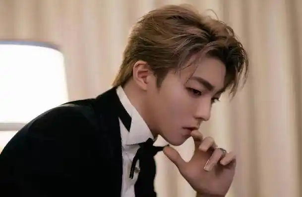 原创蔡徐坤学猫叫表情真逗陈立农晒和猫咪自拍爱猫男孩你pick哪个