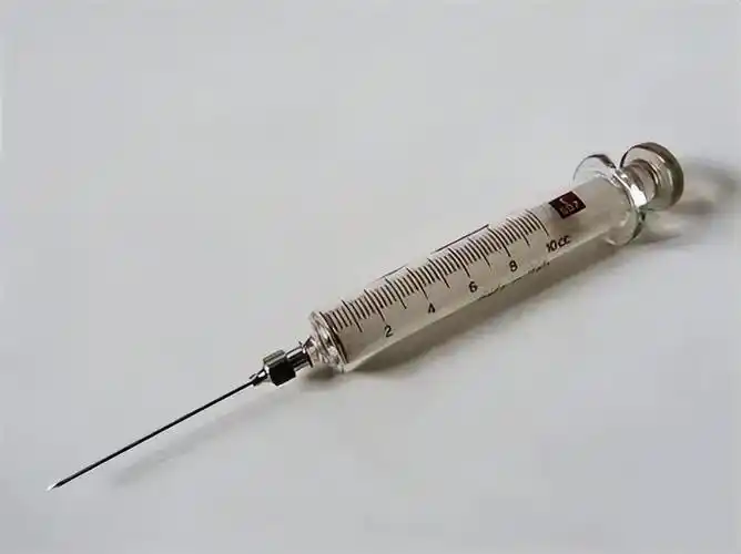 这是因为,当时的注射器主要玻璃制,而注射针也不是一次性的,都是反复