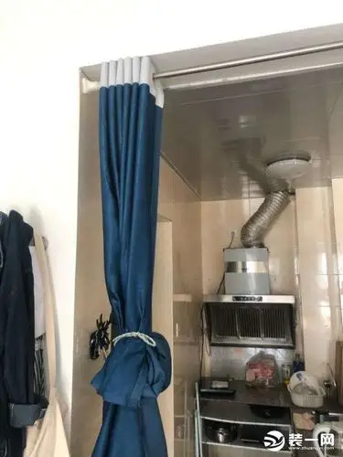但是开放式厨房隔断帘多半是布艺,从隔断帘的隔油烟效果来看,多片软帘