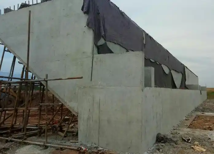 龙乾大桥0#桥台,右幅耳背墙浇筑完成后未及时覆盖洒水养护