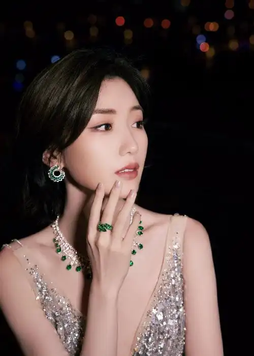 starsinchopard#演员@毛晓彤佩戴chopard萧邦高级珠宝作品,聚焦华美