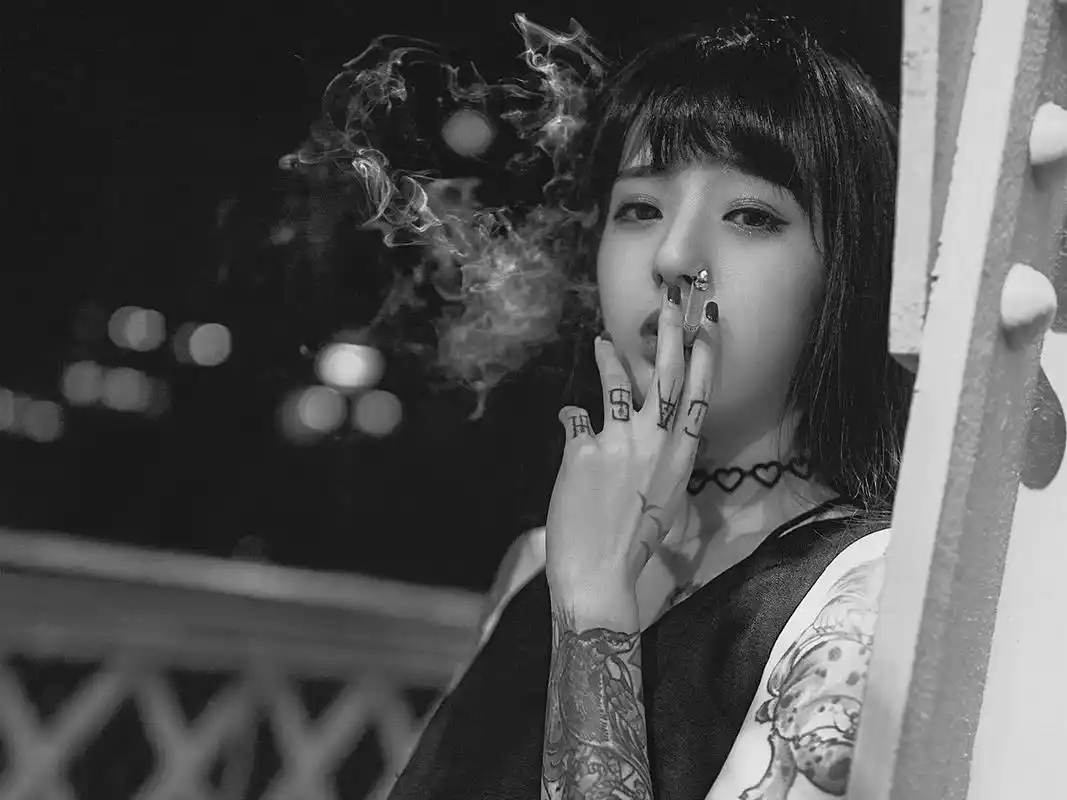 暗黑系性感文身美女高清桌面壁纸