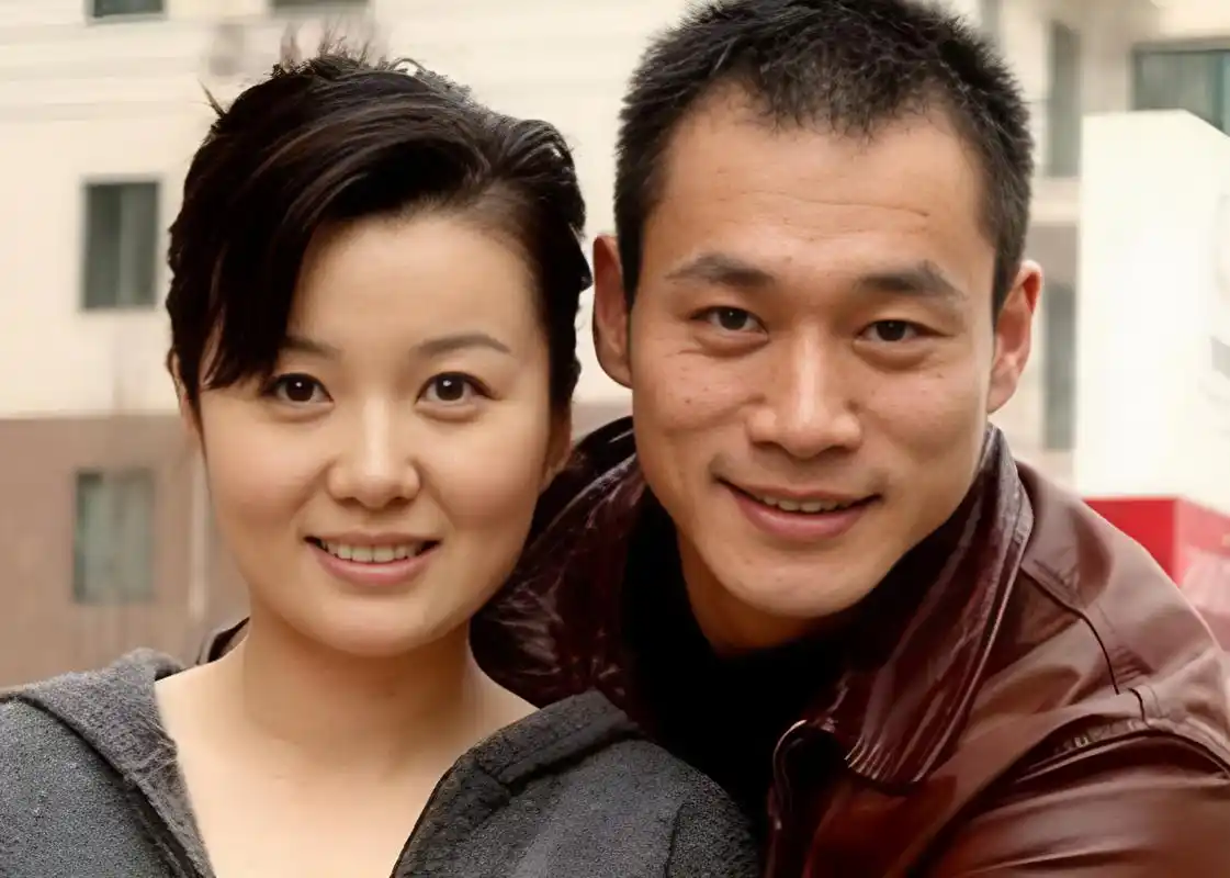 1999年,拍完《水浒传》的丁海峰回到家里告诉妻子唐歌:"我喜欢上潘