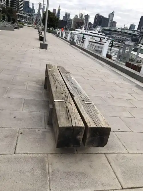 用非常简陋的枕木做的路边凳子,废物利用,且环保,又有时尚气息.