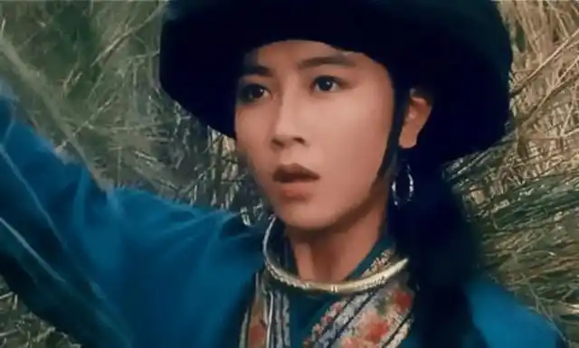 上世纪90年代初,袁洁莹参演了《笑傲江湖》《笑傲江湖2:东方不败 》