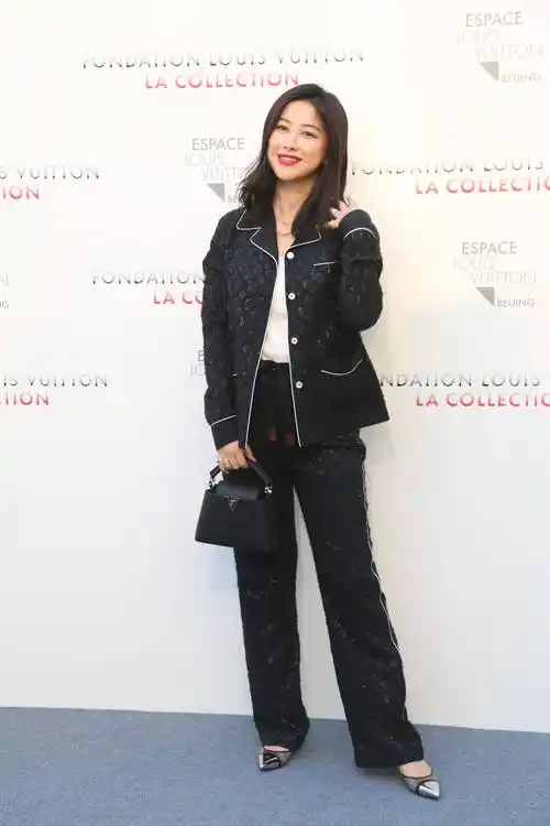 朱珠着西装巧遮孕肚 红毯上撩发浅笑尽显妩媚韵味